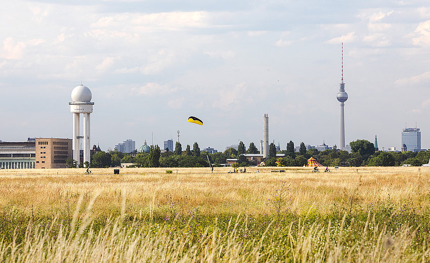 Blick übers Tempelhofer Feld, im Hintergrund der Fernsehturm und die Stadtsilhouette 