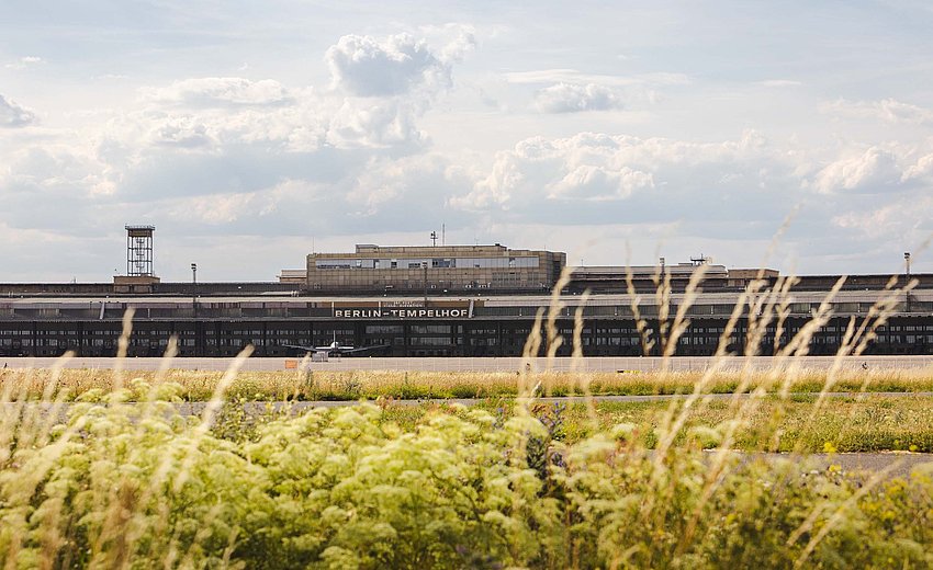 Blick über das Tempelhofer Feld hinweg auf das ehemalige Flughafen-Terminalgebäude
