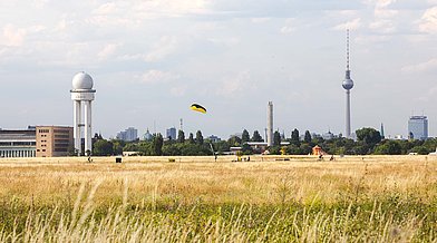Blick über das Tempelhofer Feld hinweg in Richtung Stadt auf den Fernsehturm